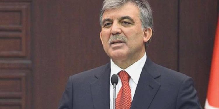 Abdullah Gül 30 Ağustos’u kutladı: Yorumlara kapadı!