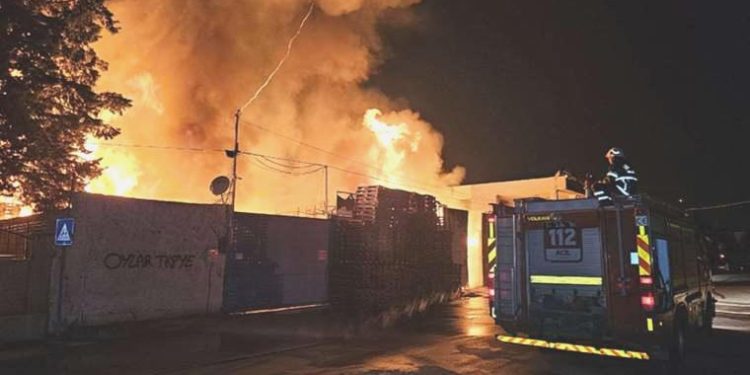 Adana’da palet imalathanesinde korkutan yangın!