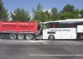 Adana’da yolcu otobüsü TIR’a çarptı… Çok sayıda yaralı var!