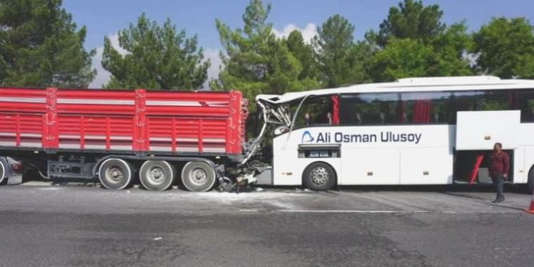 Adana’da yolcu otobüsü TIR’a çarptı… Çok sayıda yaralı var!