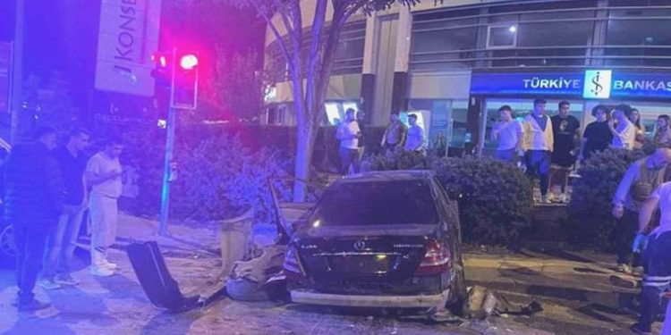 Ankara’da feci kaza: 5 kişi yaralandı