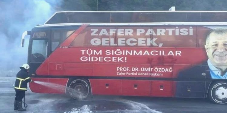 Ankara’ya yürüyecekti: Ümit Özdağ’ın otobüsünde yangın!