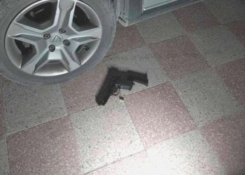 Apartman bahçesinde tabanca ve dolu şarjör bulundu