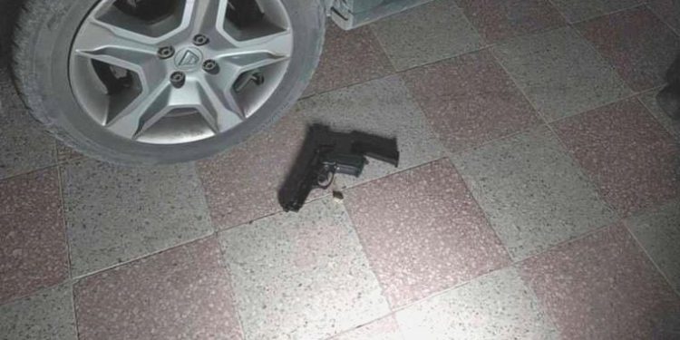 Apartman bahçesinde tabanca ve dolu şarjör bulundu