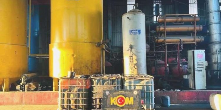 Atık yağ geri dönüşüm fabrikasına operasyon… 30 bin litre kaçak akaryakıt ele geçirildi!
