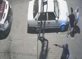 Bağcılar’da çocukların hengamesine aileler karıştı: Ortalık savaş alanına döndü!