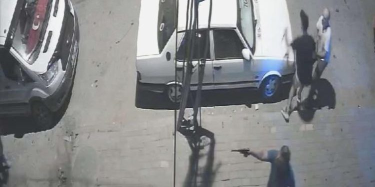 Bağcılar’da çocukların hengamesine aileler karıştı: Ortalık savaş alanına döndü!