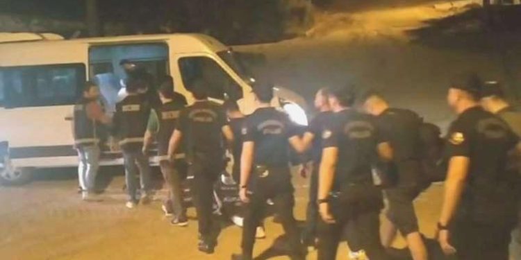 Balıkesir’de 61 sistemsiz göçmen ve 5 insan kaçakçısına gözaltı