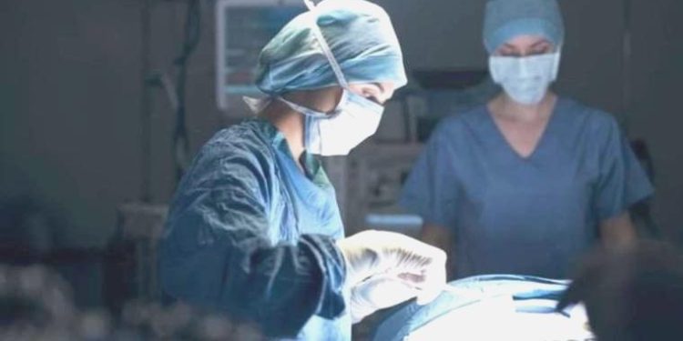 Bayan cerrahların tedavi ettiği hastaların ölme ihtimali düşük