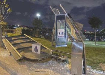 Beyoğlu’nda otobüs durağa daldı, sürücü olay yerinden kaçtı: 2 yaralı