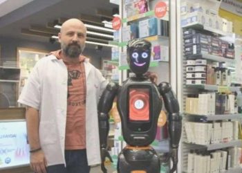 Bir birinci: Yapay zekalı eczane teknisyeni robotu işe başladı