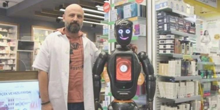 Bir birinci: Yapay zekalı eczane teknisyeni robotu işe başladı