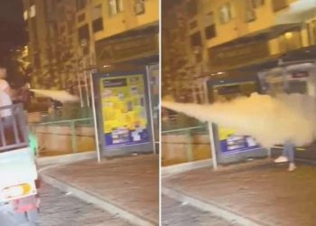 Bir yangın tüpü hadisesi daha… Otobüs durağında bekleyen bayana sıktılar!