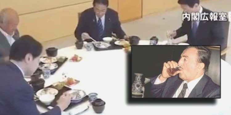 Bizimkiler çay içmişti, onlar da yemek yedi