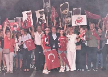 Bornova’da 101. yıl fener alayı ve konserle kutlandı