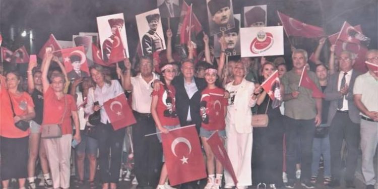 Bornova’da 101. yıl fener alayı ve konserle kutlandı