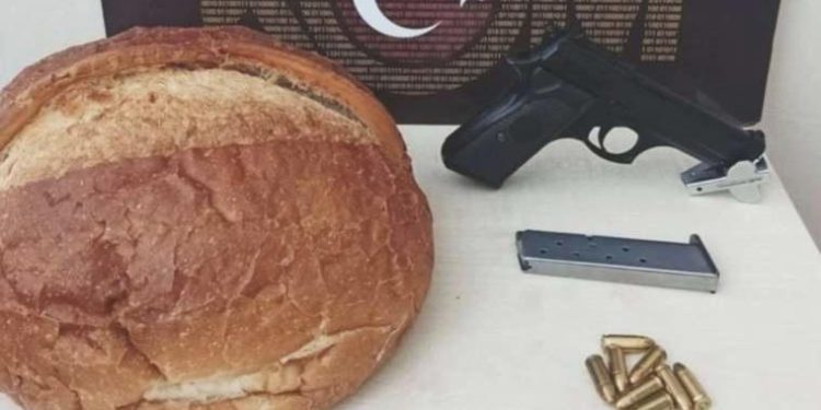 Böylesi görülmedi! Muğla’da ekmek ortasına gizlenmiş tabanca yakalandı