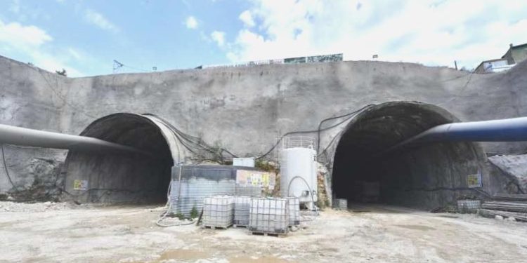 Buca Onat Tüneli yolu yarıladı