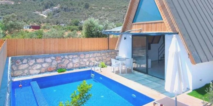 Bungalov tatilleri kabusa döndü: 1 yaşındaki bebek havuza düştü