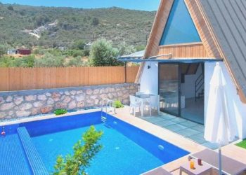 Bungalov tatilleri kabusa döndü: 1 yaşındaki bebek havuza düştü