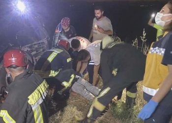 Dehşetli kaza… Art koltuktan fırlayıp aracın altında kaldı: 4 yaralı