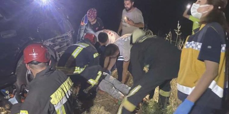 Dehşetli kaza… Art koltuktan fırlayıp aracın altında kaldı: 4 yaralı