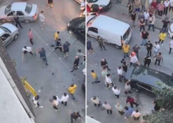 Demir çubukla saldırdı: Aracın camını yumruklayarak kırdı!