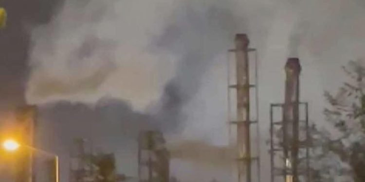 Esenyurt’ta fabrika bacaları yurttaşları isyan ettirdi: Gaz maskesi dağıtsınlar rahat nefes alalım