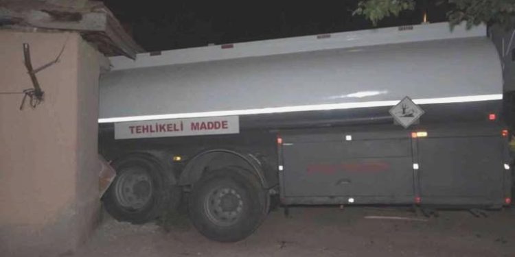 Faciadan dönüldü: Park ettiği akaryakıt tankeri konutunu yıktı