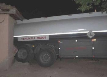 Faciadan dönüldü: Park ettiği akaryakıt tankeri meskenini yıktı