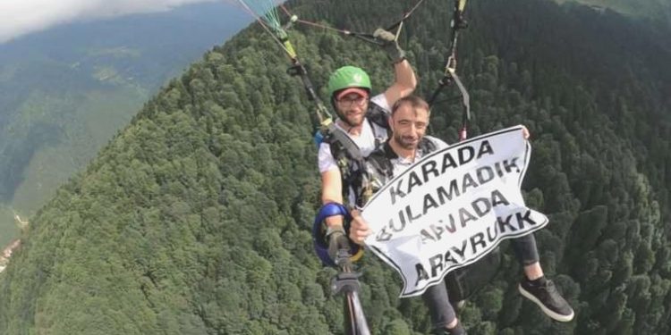 Farklı ‘gelin adayı’ protestosu: Havada pankart açtı