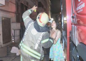 Fatih’te 5 katlı otelin elektrik panosu yandı: Dumanlardan korkan 40 turist tahliye edildi