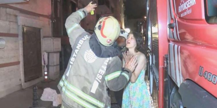 Fatih’te 5 katlı otelin elektrik panosu yandı: Dumanlardan korkan 40 turist tahliye edildi