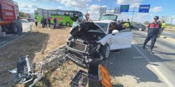 Feci kaza… İki araba çarpıştı, 6 kişi yaralandı!