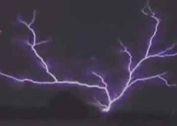 Florida’da kasırga felaketi! Ender görülen hava olayı kokpitten kaydedildi