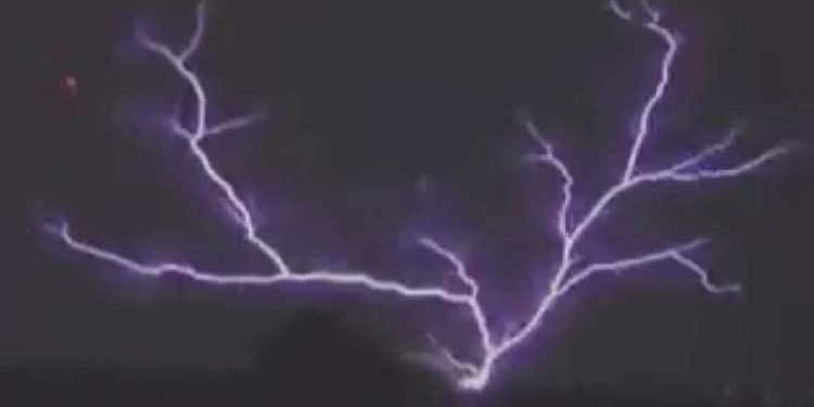 Florida’da kasırga felaketi! Ender görülen hava olayı kokpitten kaydedildi