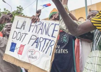 Fransa karşıları, askeri üssün etrafında nöbet tutuyor