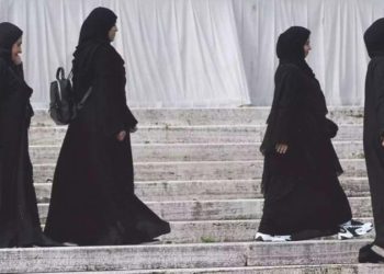 Fransa okullarda kızlara uzun elbisenin akabinde erkeklere de entariyi yasaklıyor