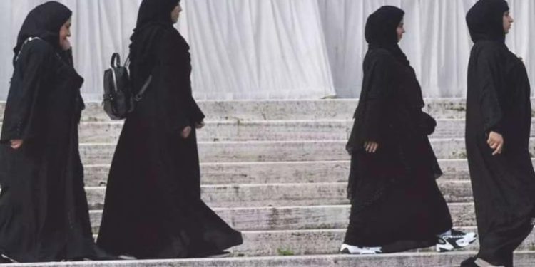 Fransa okullarda kızlara uzun elbisenin akabinde erkeklere de entariyi yasaklıyor