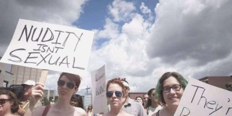 Fransa’da bayanlar teşhircilik cezalarını üstsüz protesto etti