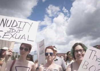 Fransa’da bayanlar teşhircilik cezalarını üstsüz protesto etti