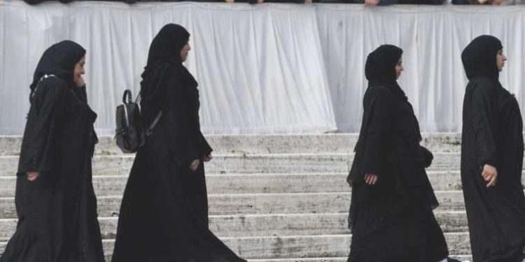 Fransa’da okullarda abaya giyilmesi yasaklanıyor