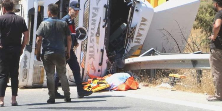Gaziantep’te devrilen TIR’ın sürücüsü öldü