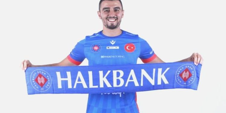 Halkbank, ulusal smaçör İzzet Ünver’e imzayı attırdı