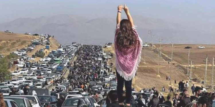 İran’da başörtüsü zorunluluğuna reaksiyon gösteren müzikçi gözaltına alındı