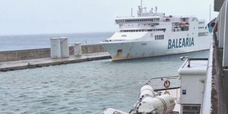 İspanya’da fırtına: Yolcu gemisi yük gemisine çarptı