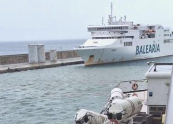 İspanya’da fırtına: Yolcu gemisi yük gemisine çarptı