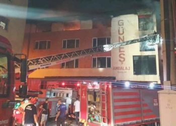 İzmir’de 4 katlı binada yangın paniği!