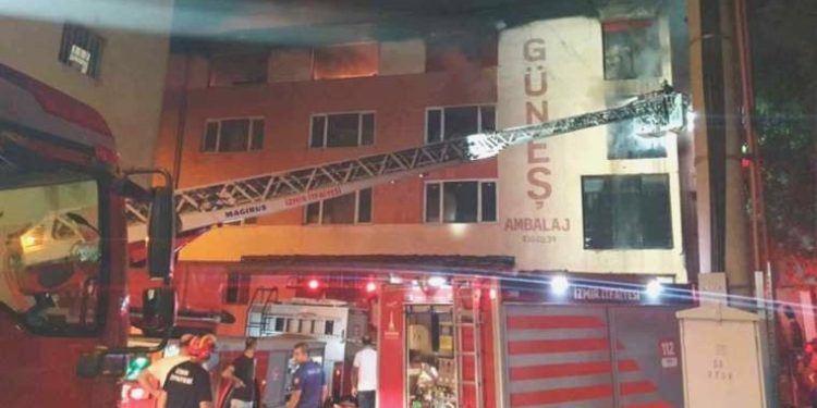 İzmir’de 4 katlı binada yangın paniği!