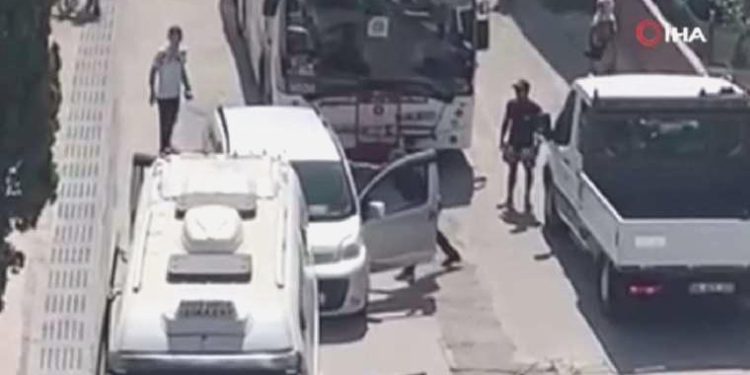 İzmir’de dehşet anları: Minibüs sürücüsü tartıştığı sürücüyü bıçakladı!